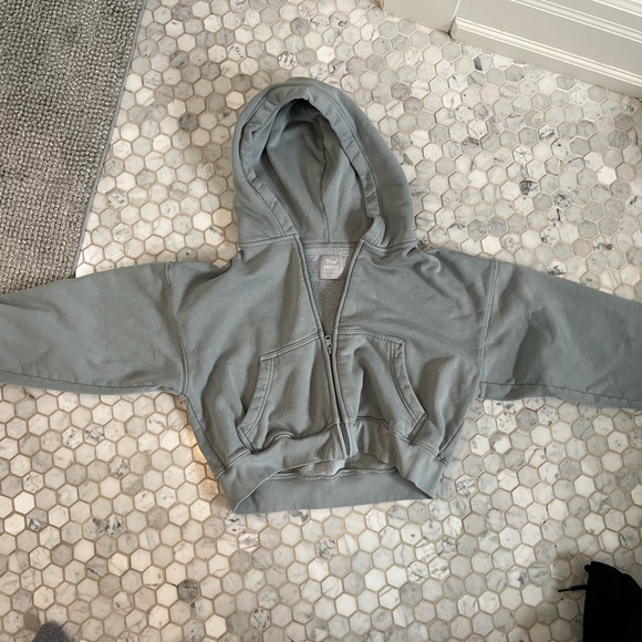 Aritzia Tops - Aritzia cropped zip up hoodie
